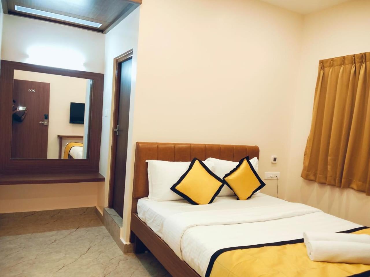 Uj Pallazzio - Business Class Luxury Hotel Tiruvannāmalai Exterior foto