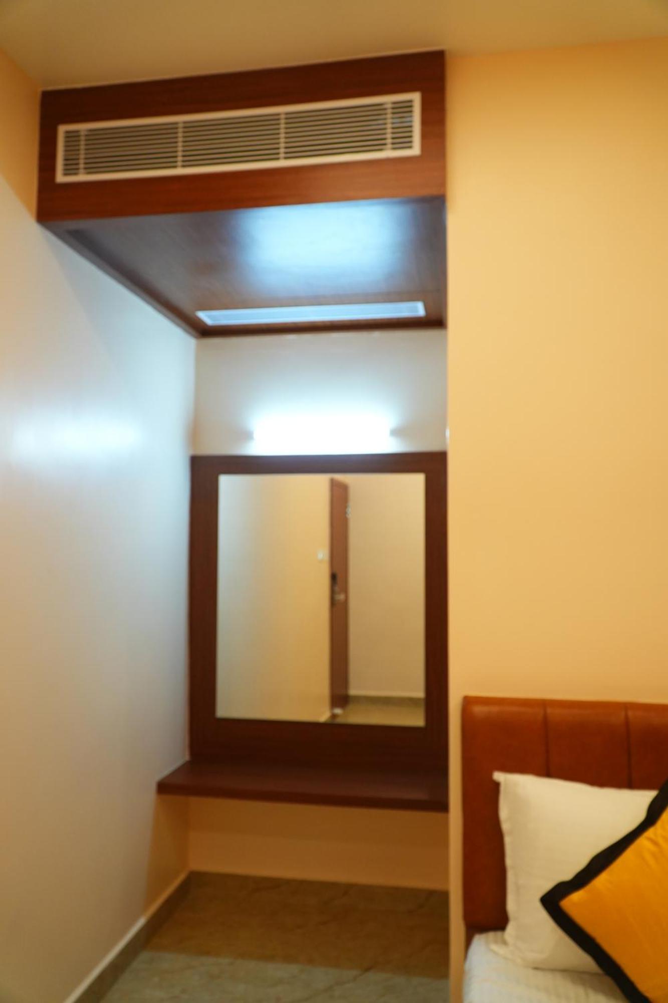 Uj Pallazzio - Business Class Luxury Hotel Tiruvannāmalai Exterior foto